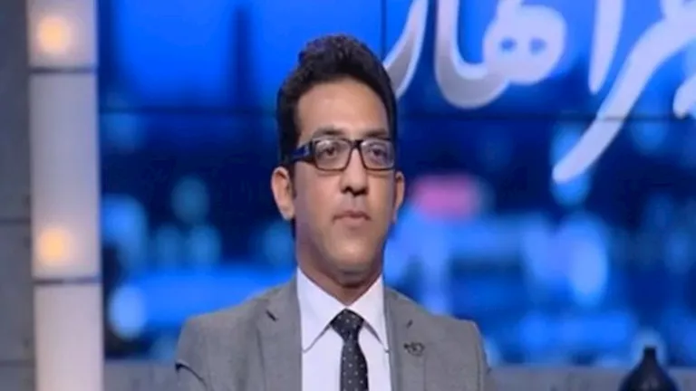 منها الموبايل.. طبيب يكشف أسبابًا خفية لآلام الظهر