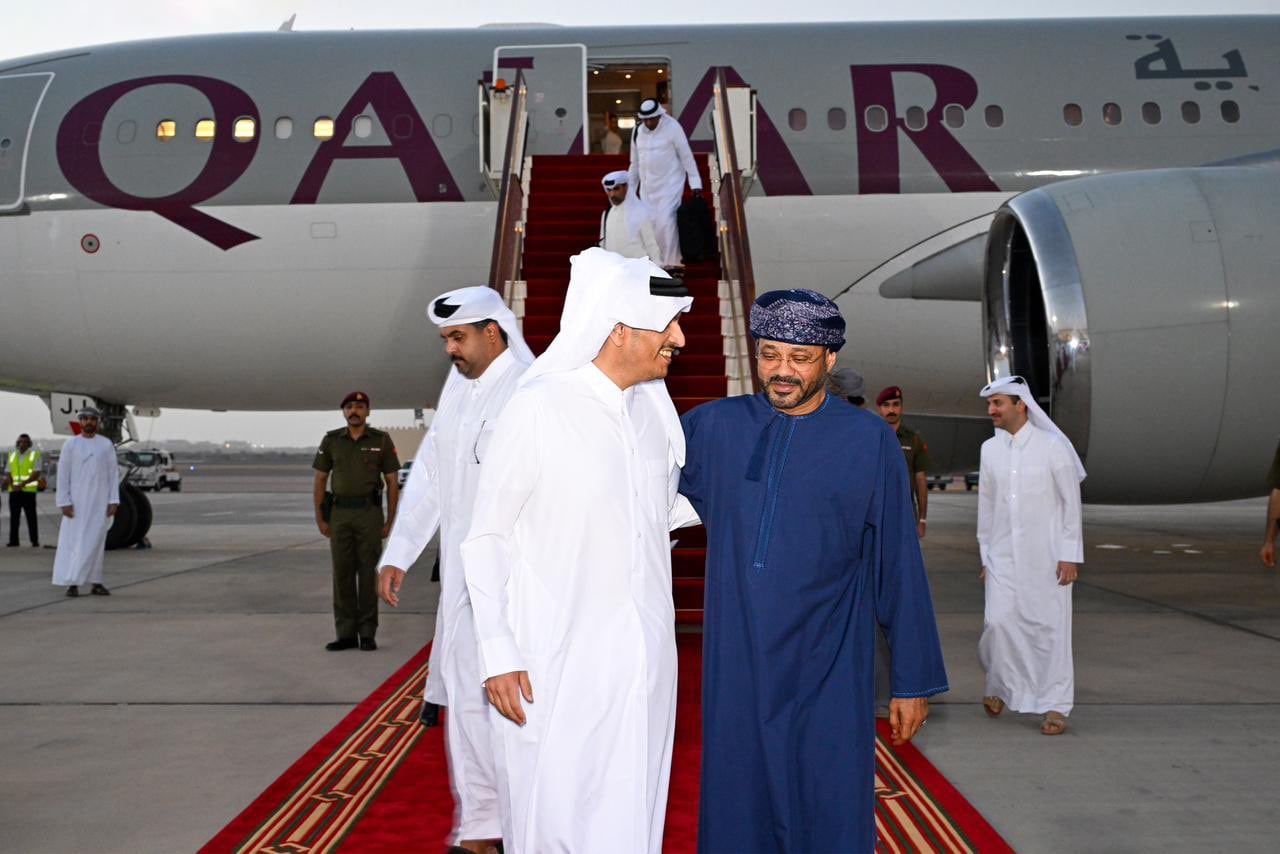 رئيس وزراء قطر في عُمان لبحث قضايا المنطقة تزامنا مع تفاهمات هرمز