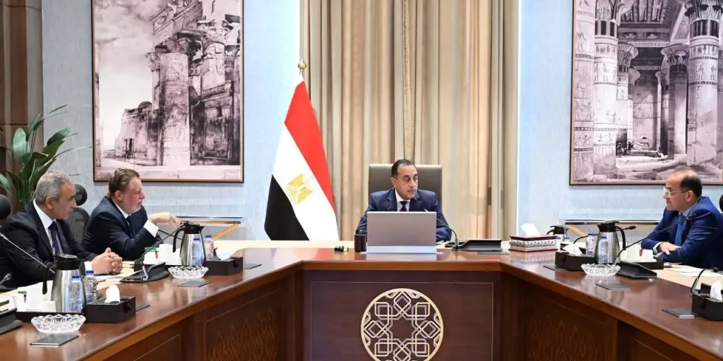 رئيس الوزراء يبحث مع محافظ المركزي ووزير المالية تعزيز الاحتياطي وتوفير السلع بالأسواق