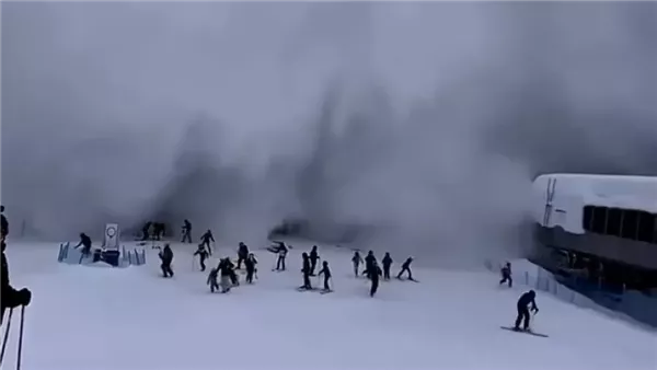 مشهد مرعب، لحظة انهيار جليدي ضخم في إيطاليا ومصرع متزلجين (فيديو)