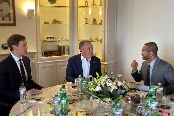 وزير الخارجية يجري لقاء تشاوريًا مع المبعوث الخاص للرئيس الأمريكي