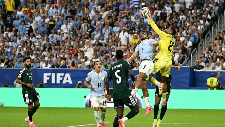السعودية تهدر الفوز وتتعادل مع أوروجواي بهدف متأخر