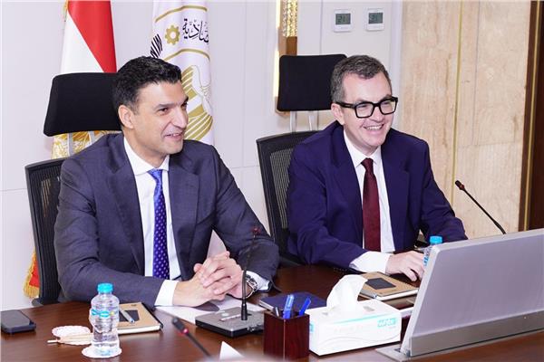 وزيرا التخطيط والصناعة يبحثان تسريع ترفيق المناطق الصناعية