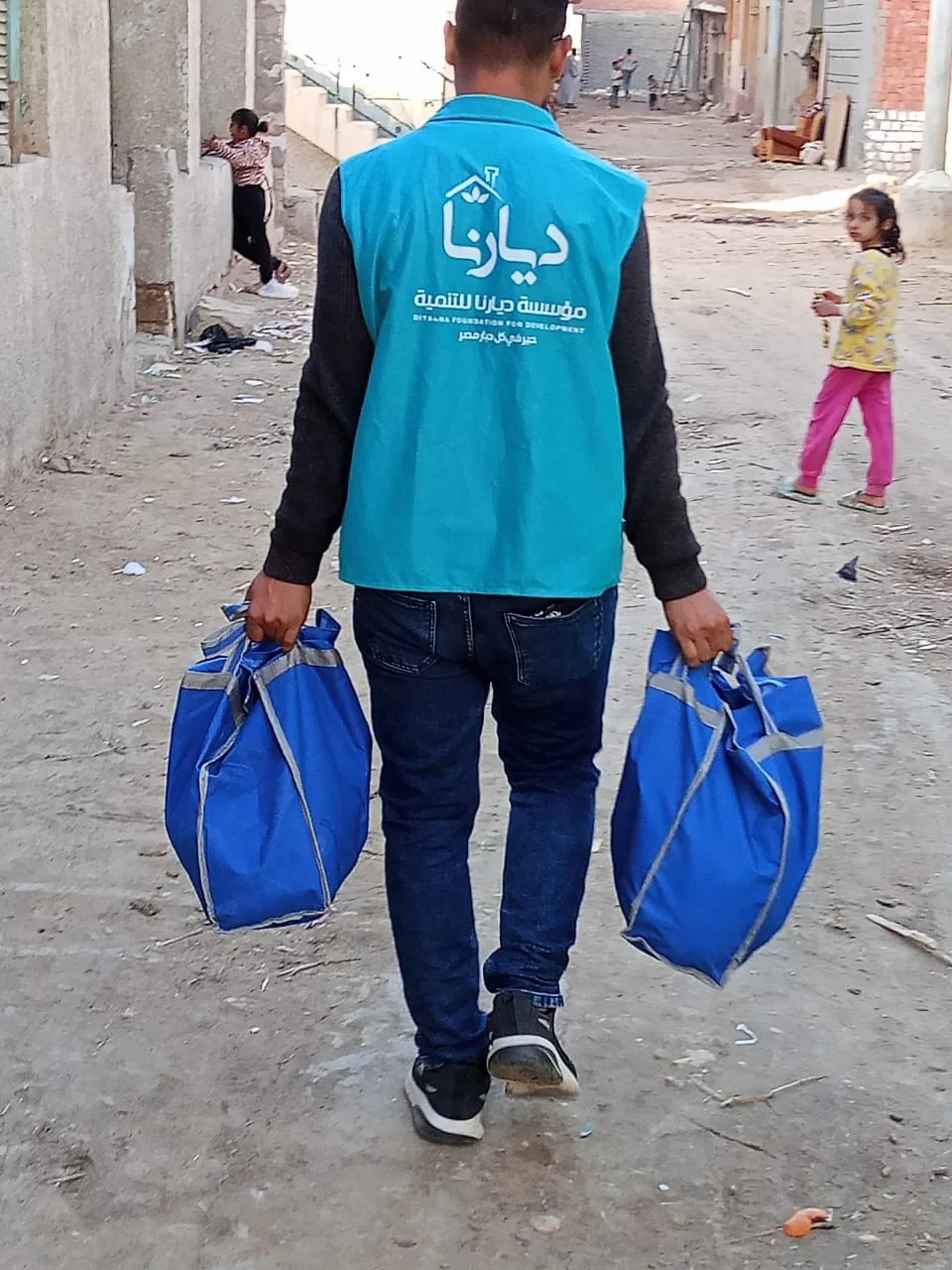 «ديارنا» تبدأ توزيع كراتين رمضان على المستحقين بالمنيا