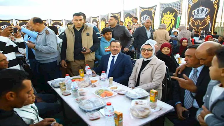 محافظ الوادي الجديد على مائدة الإفطار مع أهالي ذخيرة في بلاط (صور)