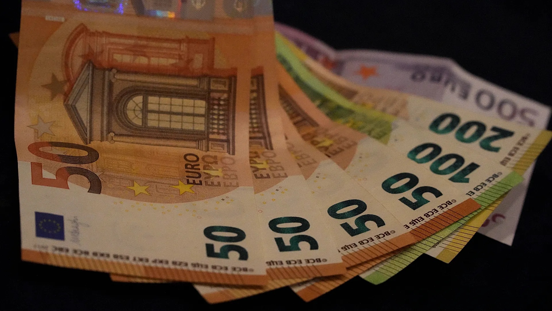 ما الذي يتبقى من راتب 100 ألف يورو بعد الضريبة في أوروبا ؟