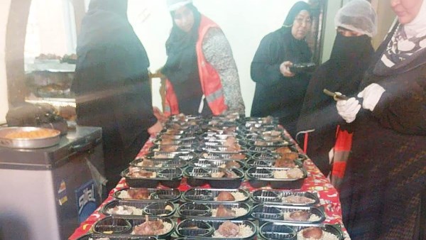 قومى المرأة بأسوان يواصل توزيع 700 وجبة غذائية بقرى حجازة والعتمور بكوم أمبو