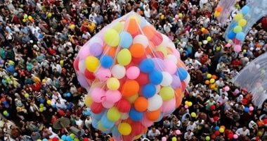 طقوس عيد الفطر في العالم العربي والإسلامي.. قواسم مشتركة للفرح تجمع الشعوب رغم اختلاف العادات.. من كعك العيد في مصر إلى "ليباران" إندونيسيا و"شكر بايرام" بتركيا.. احتفالات متشابهة وروح واحدة تجمع الشع