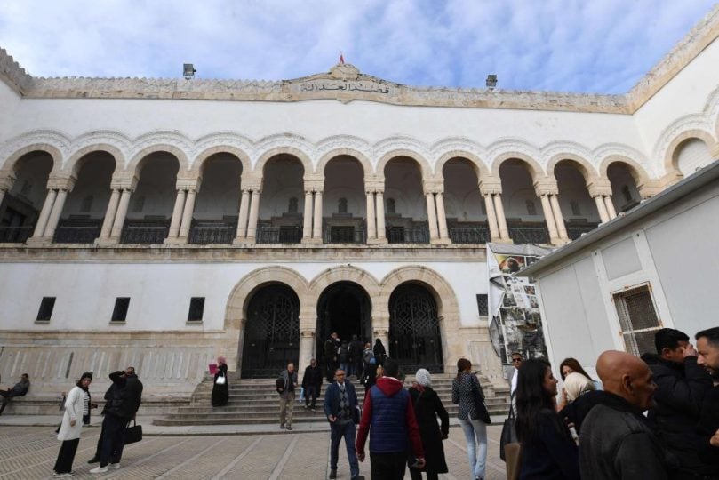 محكمة تونسية تقرر الإفراج عن المحامي البارز أحمد صواب