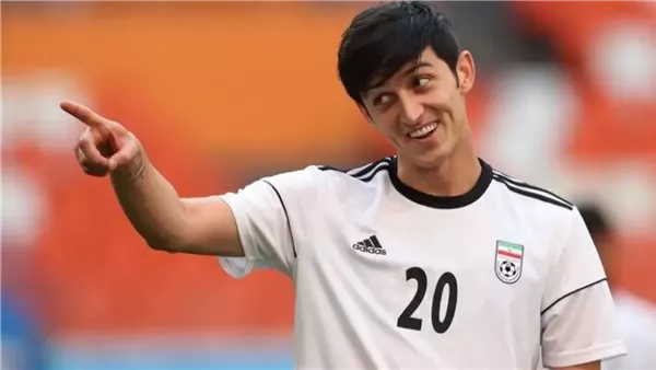 بعد نشره صورة مع حاكم دبي، طرد سردار آزمون نجم إيران من منتخب بلاده بتهمة الخيانة