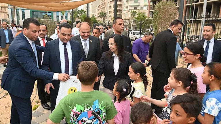 محافظ البحيرة تشارك الأهالي احتفالات عيد الأضحى وتوزع الهدايا على الأط