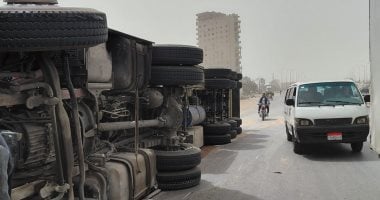 إصابة 10 أشخاص إثر انقلاب ميكروباص فى مدينة 15 مايو