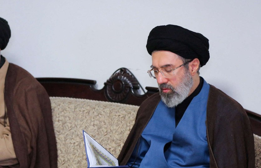 مصدران: نجاة مجتبى خامنئي من الهجوم وطهران تراه خليفة لوالده
