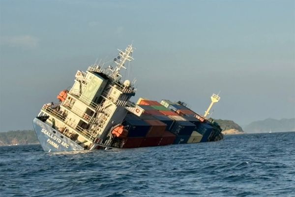 غرق سفينة شحن قبالة جزيرة بوكيت التايلندية