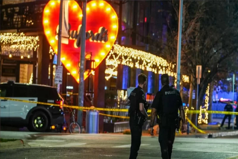 مسلح يرتدي علم إيران يقتل ويصيب 17 شخصاً في ولاية تكساس الأمريكية