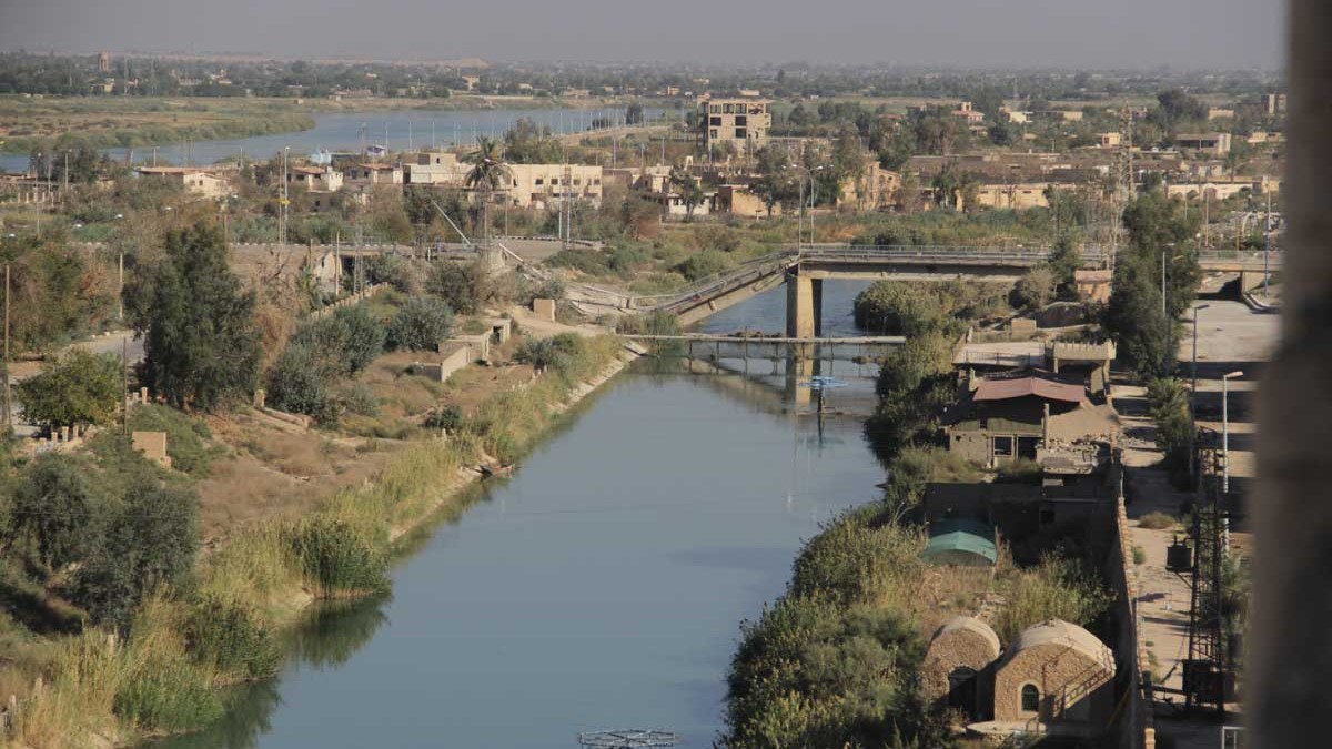 بعد توقف "الترابي".. مياه الفرات تغمر الجسر الواصل بين دير الزور وحي حويجة صكر