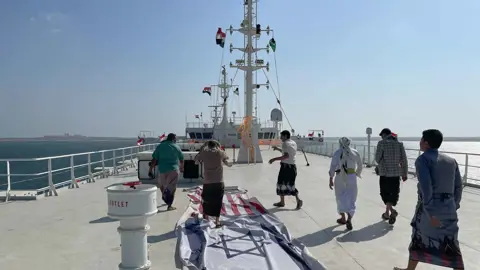 الحوثيون يعلنون حظر الملاحة على السفن الإسرائيلية في البحر الأحمر