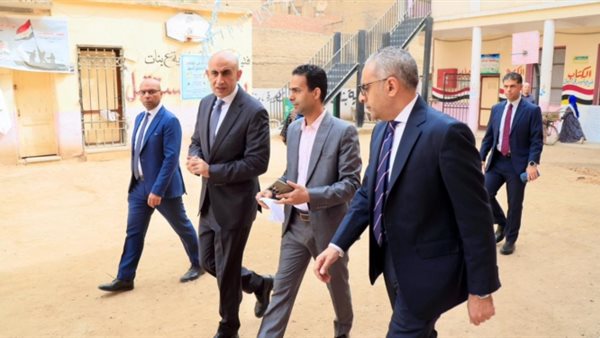 من هو الشاب الذي ظهر بجوار وزير التعليم في جولة الحوامدية؟