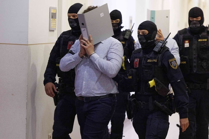 “ضابط انتحل هويتي وعذّب معتقلين”… تفاصيل محاكمة عقيد ومقدم في نظام الأسد