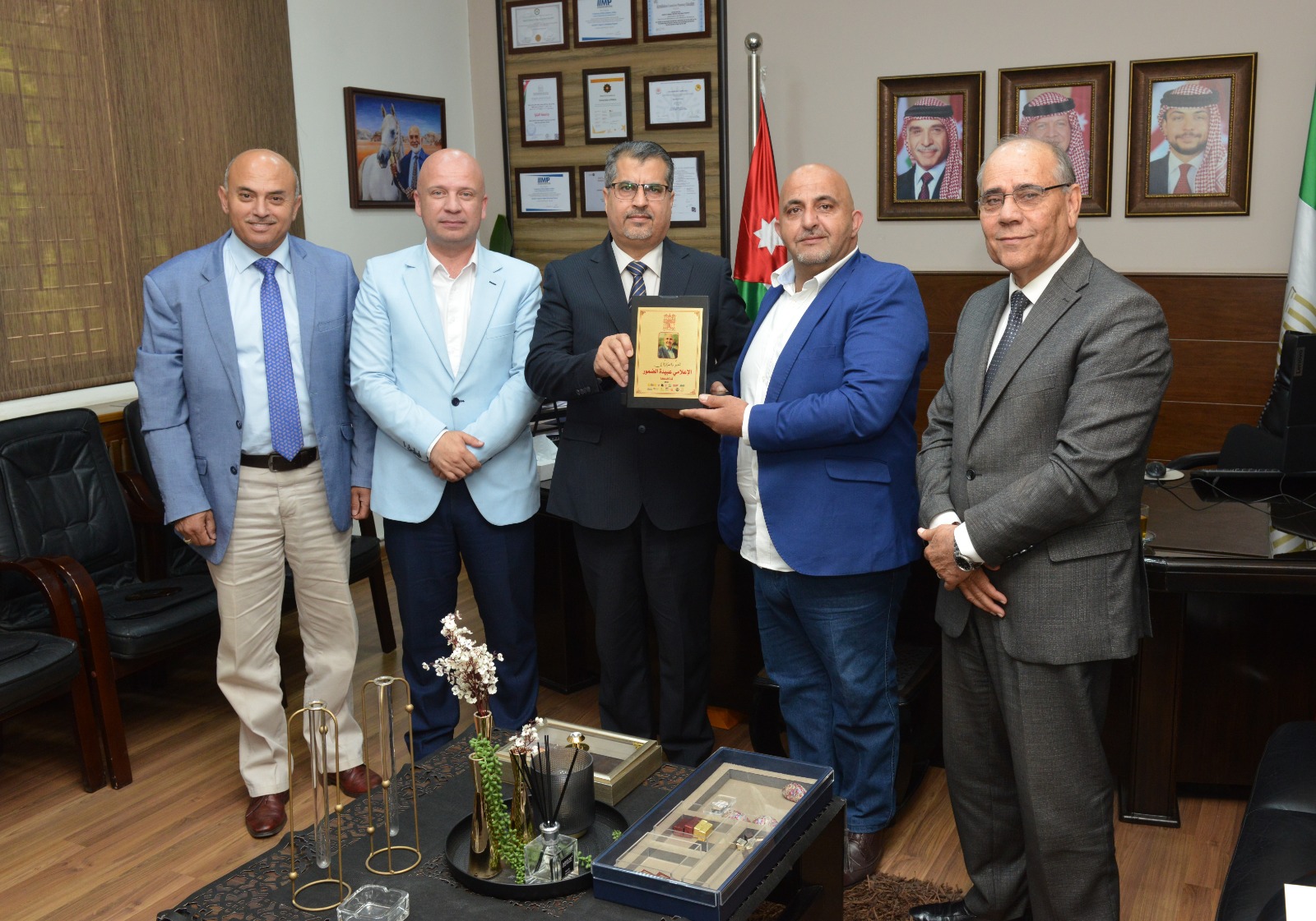 جو 24 : رئيس جامعة البترا يكرم الصحفي عبيدة الضمور ضمن برنامج تكريم الخريجين المتميزين