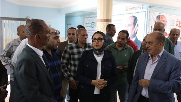 محافظ الوادي الجديد تتابع مستوى الخدمات الصحية المقدمة للمواطنين بواحة باريس
