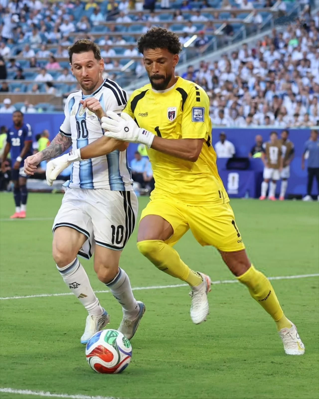 بين العناق والقميص