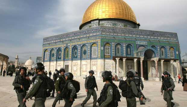 الاحتلال يمنع الرجال دون سن 55 عاما والنساء دون 50 عاما من دخول القدس