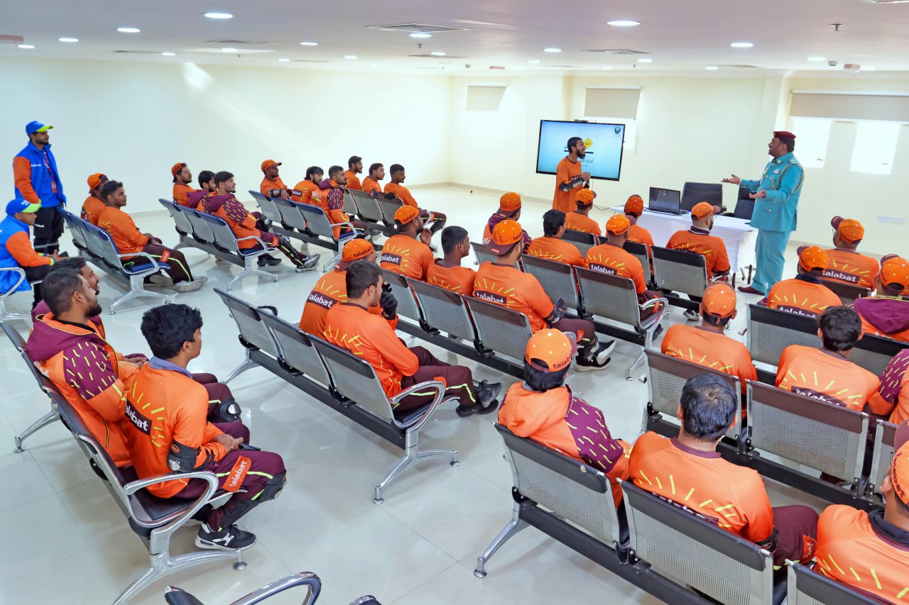 شرطة عجمان تنظم محاضرات توعوية لسائقي دراجات التوصيل