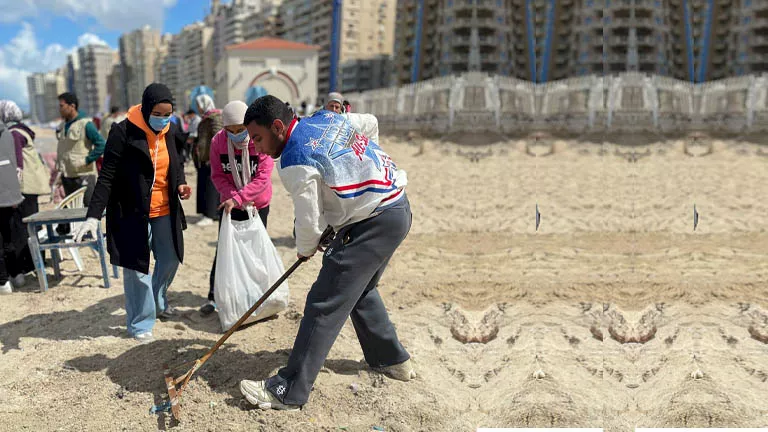 70 متطوعًا ينظفون شاطئ المندرة من البلاستيك في الإسكندرية (صور)