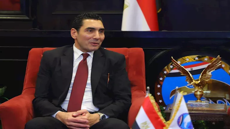وزير الرياضة يوجه بتقديم الدعم الطبي للسباح محمد ربيع