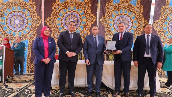 محافظ دمياط يكرم حافظات القرآن وعباقرة مدرسة حمزة السنباطي بالسرو