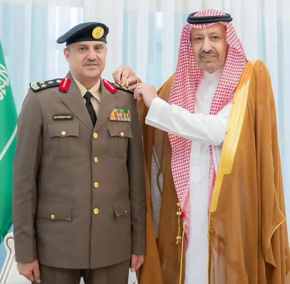 أمير الباحة يقلّد مدير مرور المنطقة ومدير إدارة دوريات الأمن رتبتيهما الجديدتين