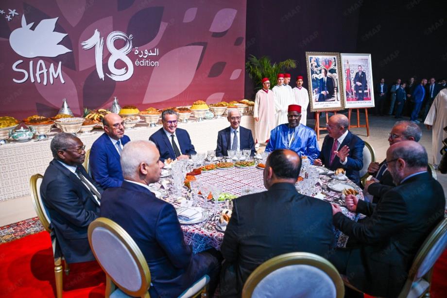 جلالة الملك يقيم مأدبة عشاء على شرف المدعوين والمشاركين في الملتقى الدولي للفلاحة ترأسها رئيس الحكومة