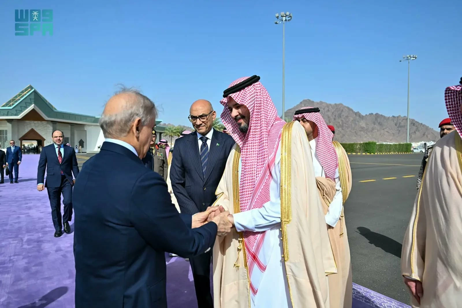 رئيس وزراء باكستان يغادر المدينة المنورة