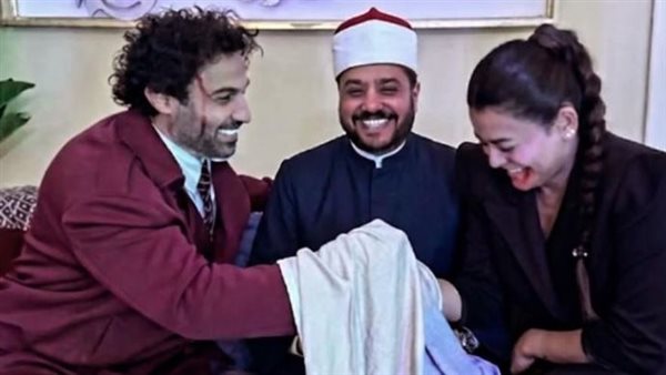 "صورة من عقد قران".. حقيقة ارتباط أحمد فهمي وأسماء جلال