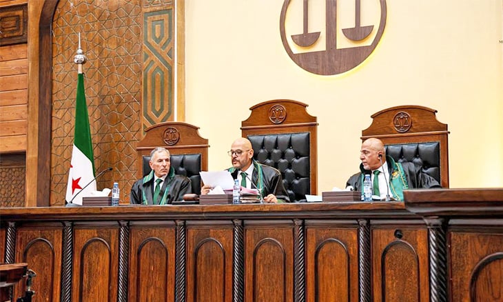 سوريا: 3 قضاة لمحاكمة 6000 من فلول النظام… والحاجة لـ40