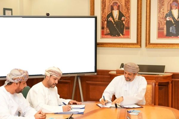 توقيع عقدي انتفاع لإقامة منتجع سياحي بولاية الحمراء وفندق سياحي بولاية مرباط