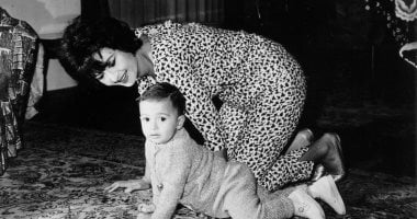 مين ميحبش نعيمة؟.. 60 عاما على رحيل التمر حنة.. جدها مدرس جذبته نداهة السيرك.. حاورت وزير الأوقاف وصاحبة أول طلاق أمام الكاميرات.. خططت للحج والاعتزال فى الأربعين.. وبماذا أجابت عن سؤال هتدخلى الجنة أ