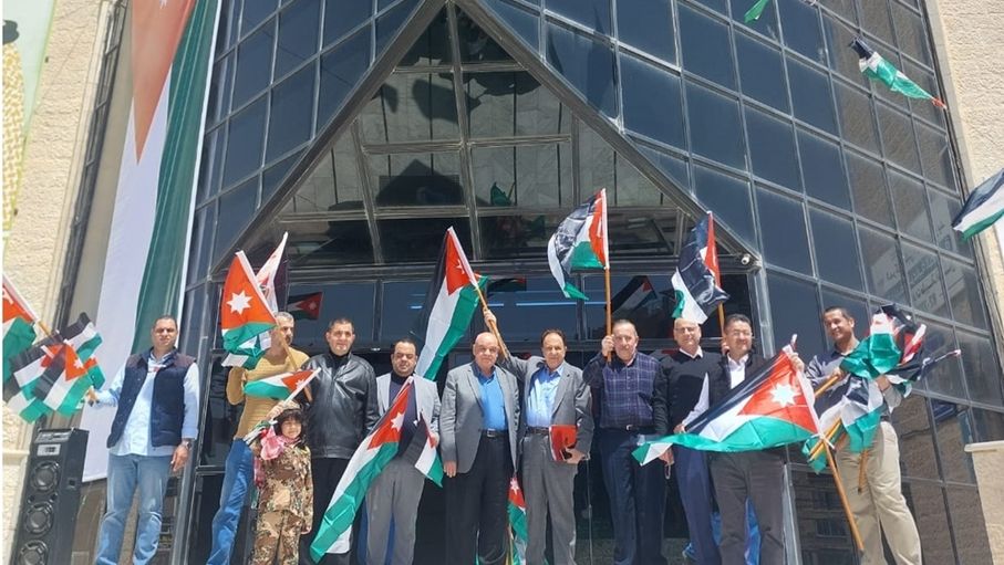 غرفة تجارة إربد تُحيي يوم العلم بمبادرات تعزز الانتماء الوطني