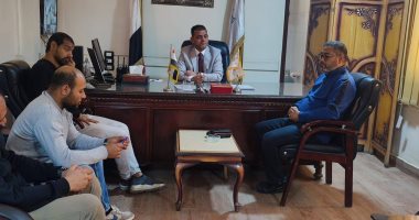 حياة كريمة بالأقصر.. رئيس مدينة أرمنت يتابع مشروعات القرى ويعقد لقاء مع المواطنين