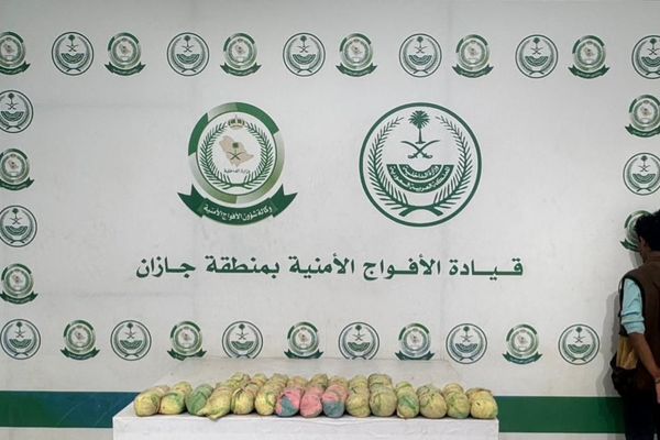 دوريات الأفواج الأمنية بمنطقة جازان تقبض على مخالف لنظام أمن الحدود لتهريبه (9) كيلو جرامات من نبات القات المخدر