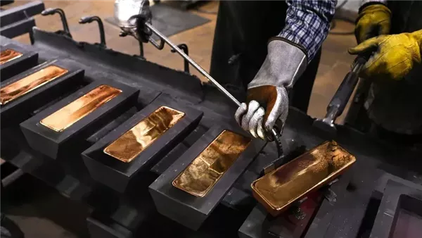 الذهب يهبط إلى أدنى مستوى في أكثر من 6 أشهر بعد الضربات الأمريكية الجديدة على إيران