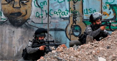 تصعيد جديد غرب أريحا.. مستوطنون يغلقون طريقا حيويا ببوابة حديدية
