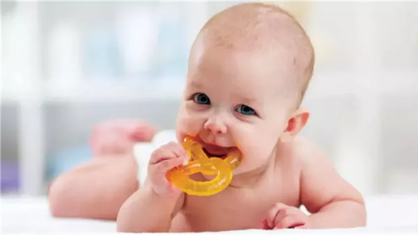 هل أعراض التسنين واحدة عند كل الأطفال؟ استشارى يجيب