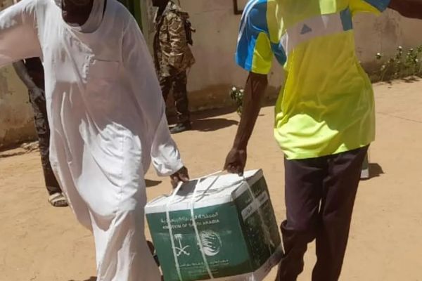 مركز الملك سلمان للإغاثة يوزّع (680) سلة غذائية في مدينة كادوقلي في السودان