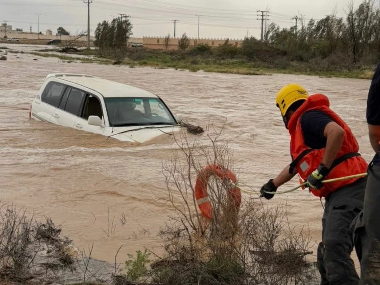 الدفاع المدني بالقصيم ينقذ شخصين احتُجزا في سيل داخل مركبة.. وتطبيق الأنظمة بحق قائدها