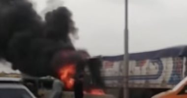 اشتعال النيران بسيارة نقل بالطريق الدولى الساحلى ومحاولات لإخماد الحريق