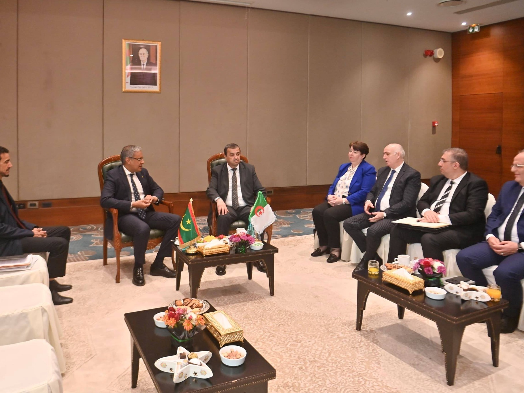 عرقاب يتحادث مع وزير النفط والطاقة الموريتاني حول تعزيز التعاون الثنائي