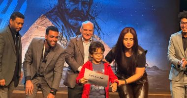 محمد جمعة يقدم تكريم الطفل عبد الله كمال عطية فى ختام مهرجان المسرح العالمى