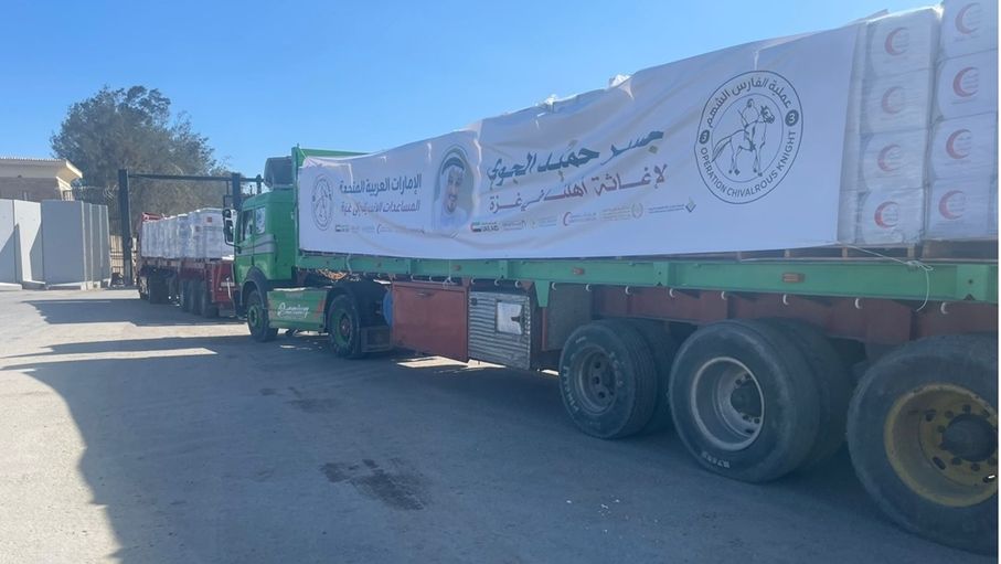بدعم من وكالة الإمارات للمساعدات الدولية.. 15 شاحنة مساعدات إماراتية جديدة في طريقها إلى غزة